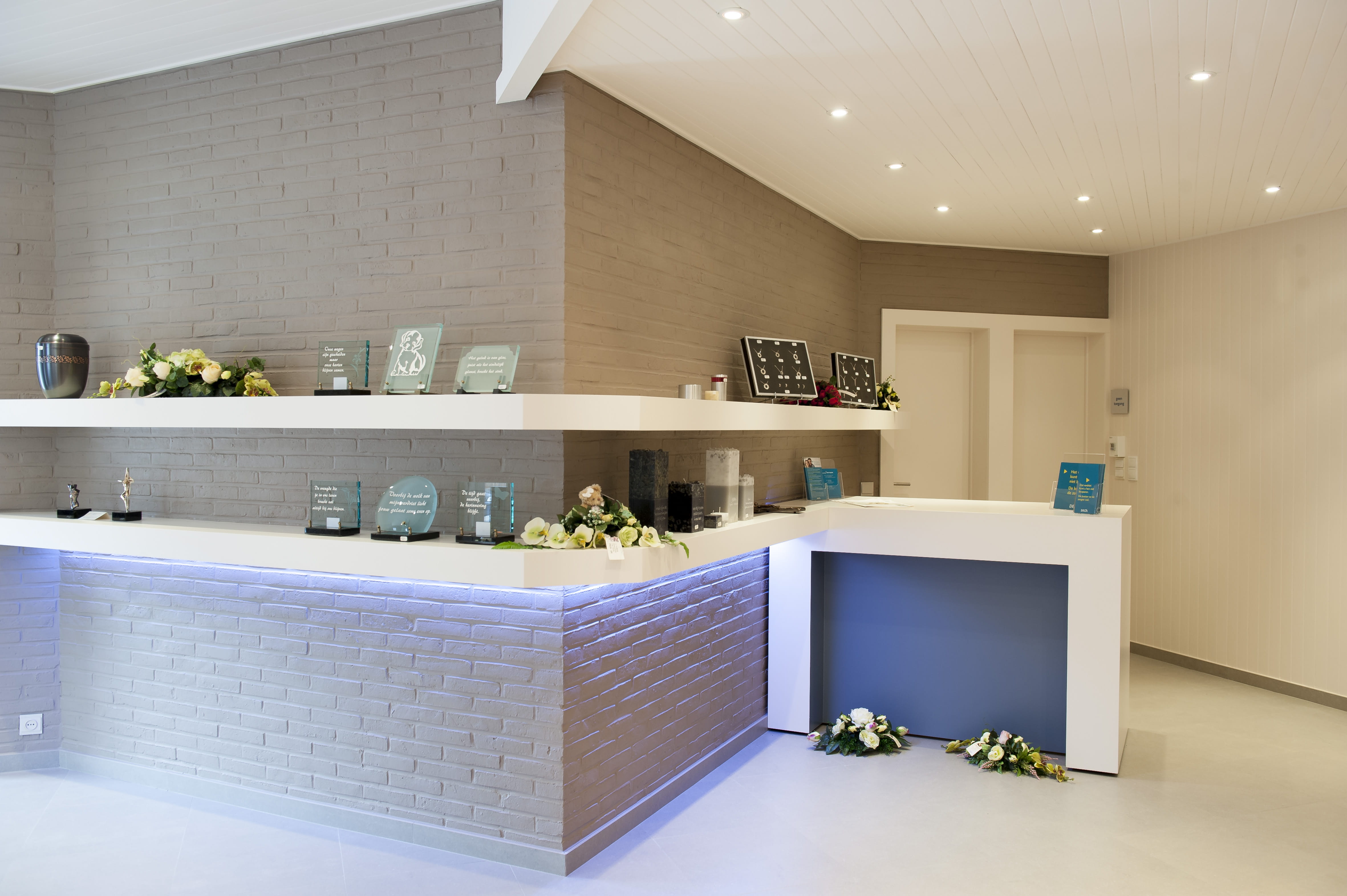 Ontvangstruimte met vazen en bloemen op display